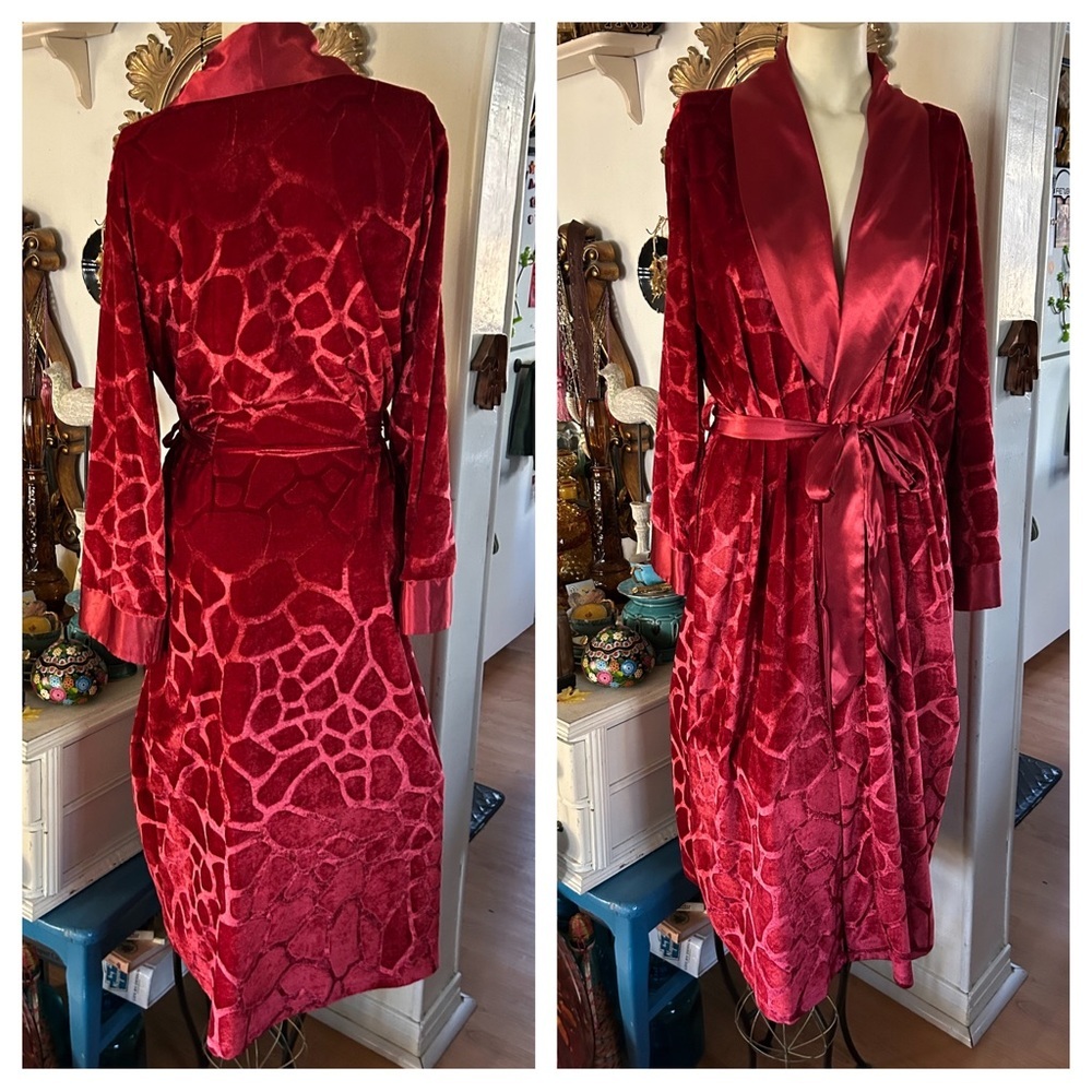 Red Satiny Robe - Picture 5 of 16